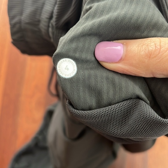 LULULEMON Dance Studio Mid-Rise Jogger
Full Length SIZE 4 - Picture 6 of 6